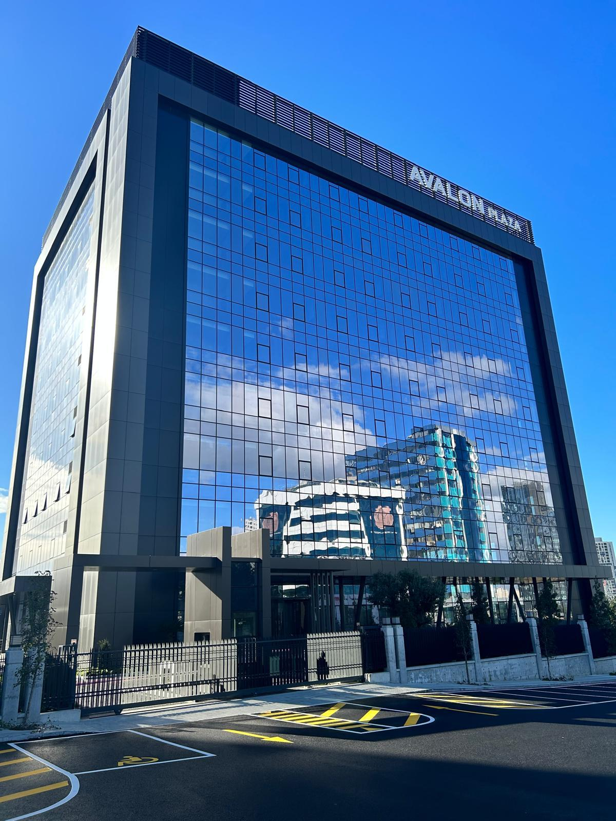 Avalon Plaza cephesi ve mavi gökyüzü